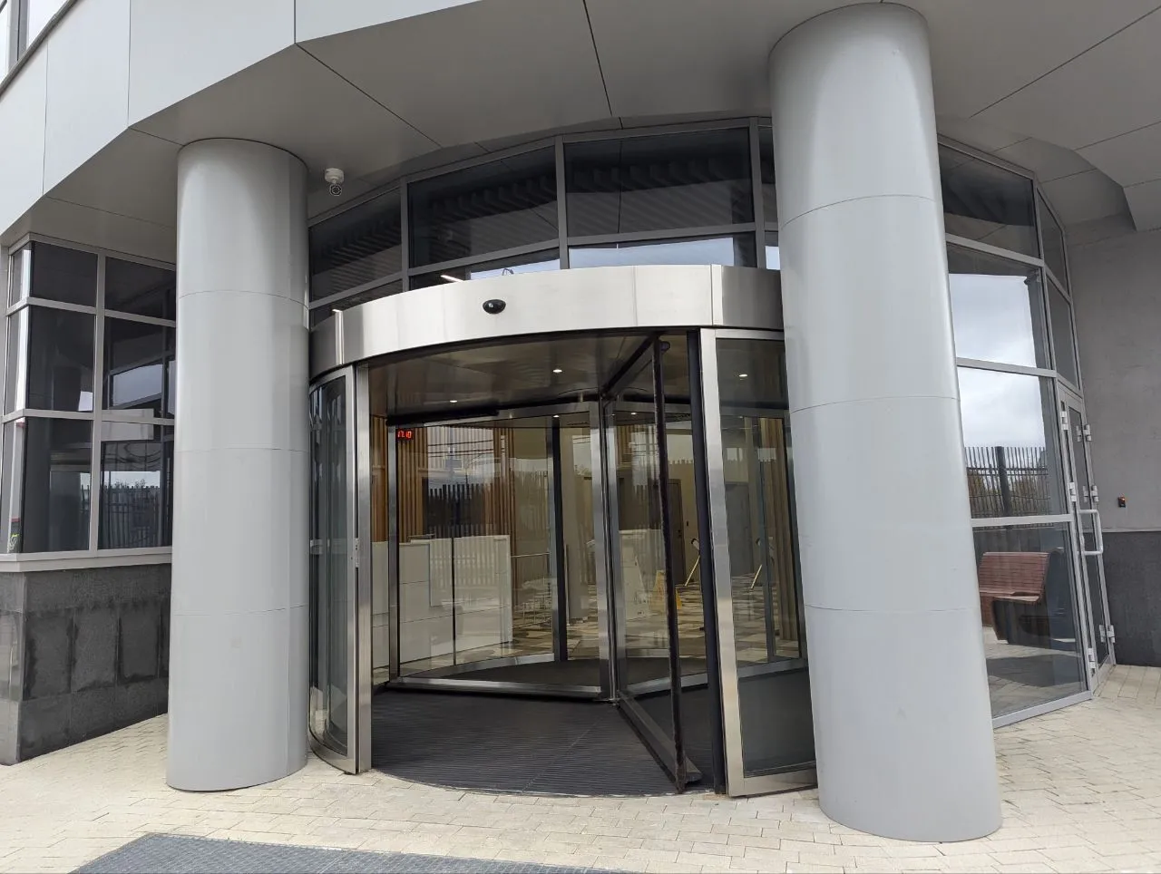 Автоматическая револьверная дверь