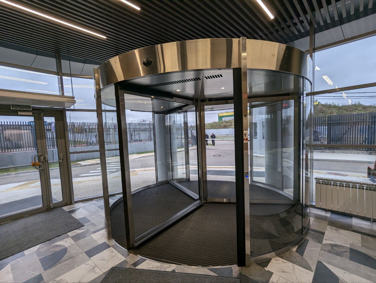 Автоматическая револьверная дверь